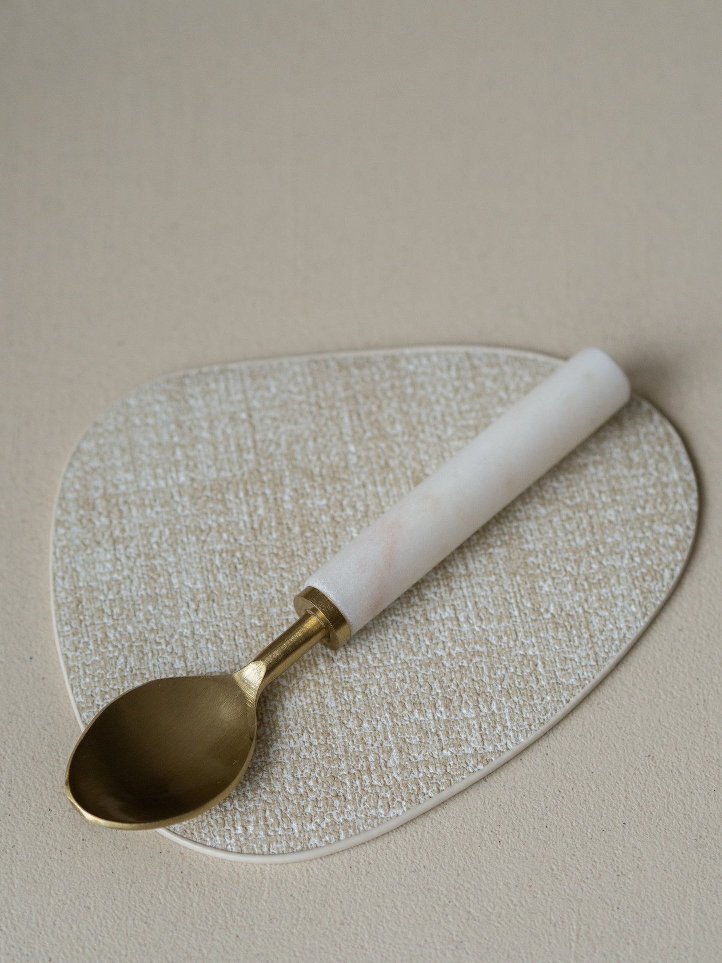 Thee lepel marmer goud