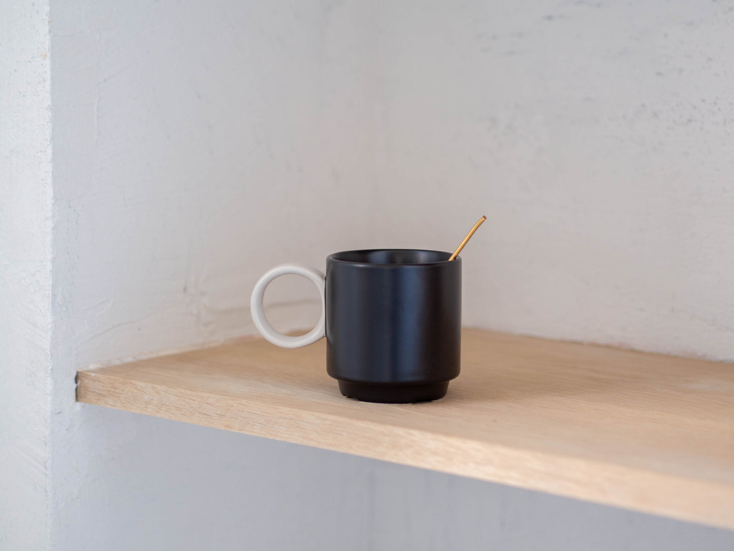 ByOn | Zwarte Mok | Oor