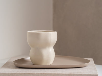 Broste Copenhagen Limfjord mok in beige aardewerk op metalen dienblad