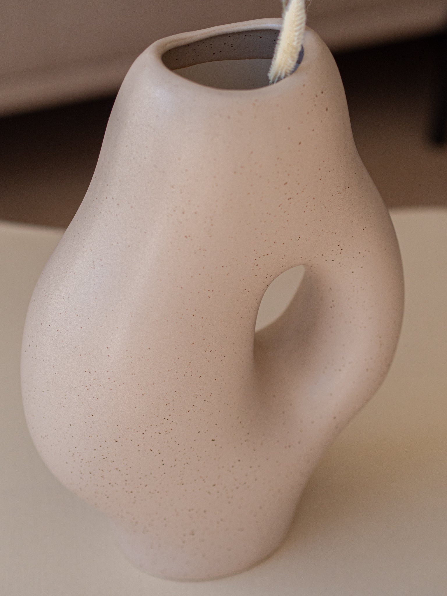 Organische vaas beige