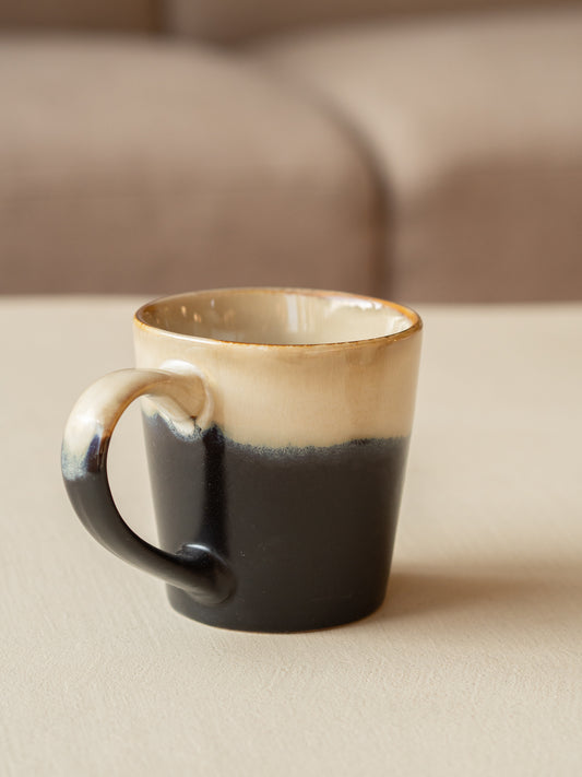 koffiemok met oor beige en zwart