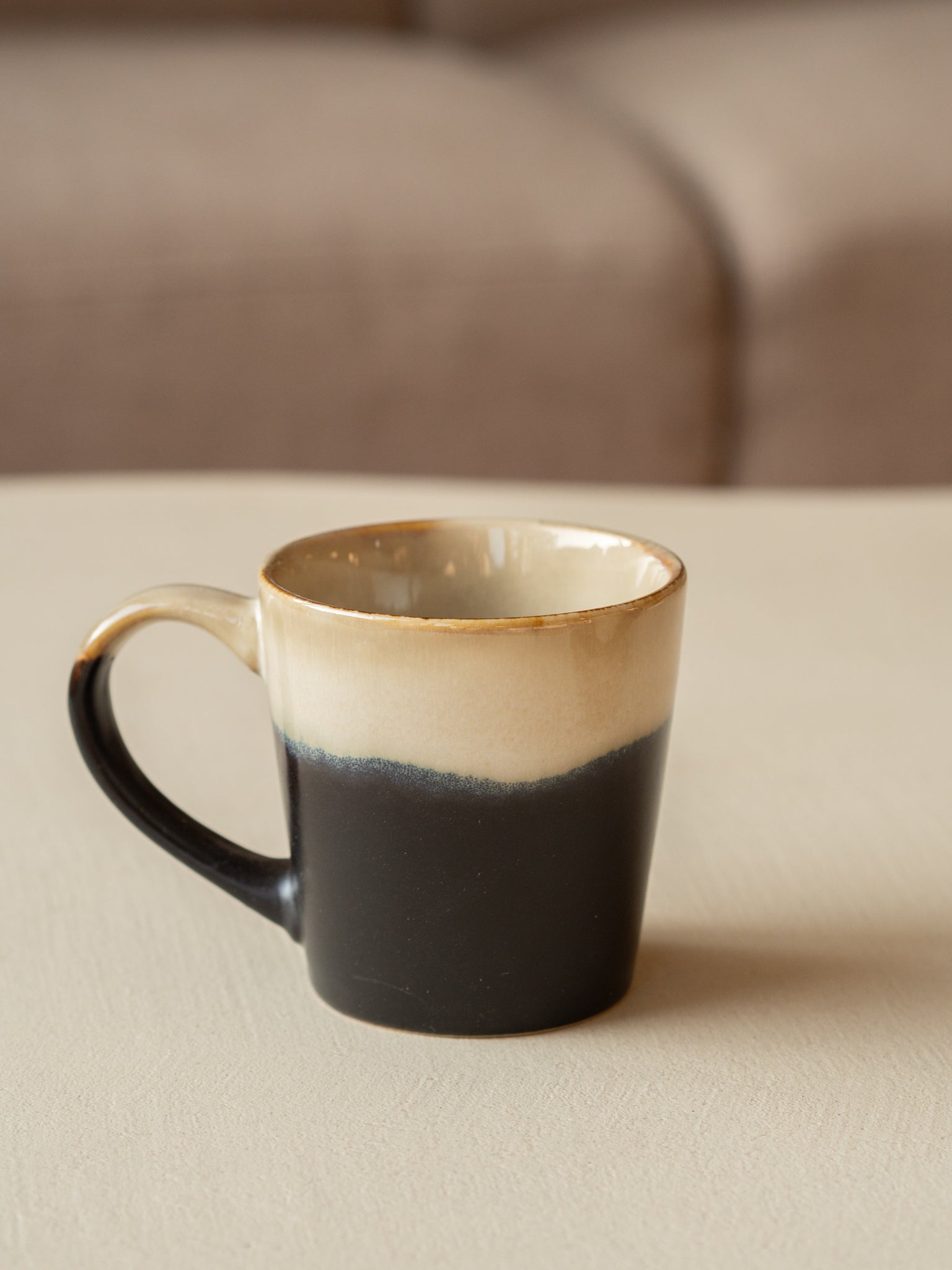 koffiemok met oor beige en zwart