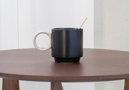 ByOn | Zwarte Mok | Oor